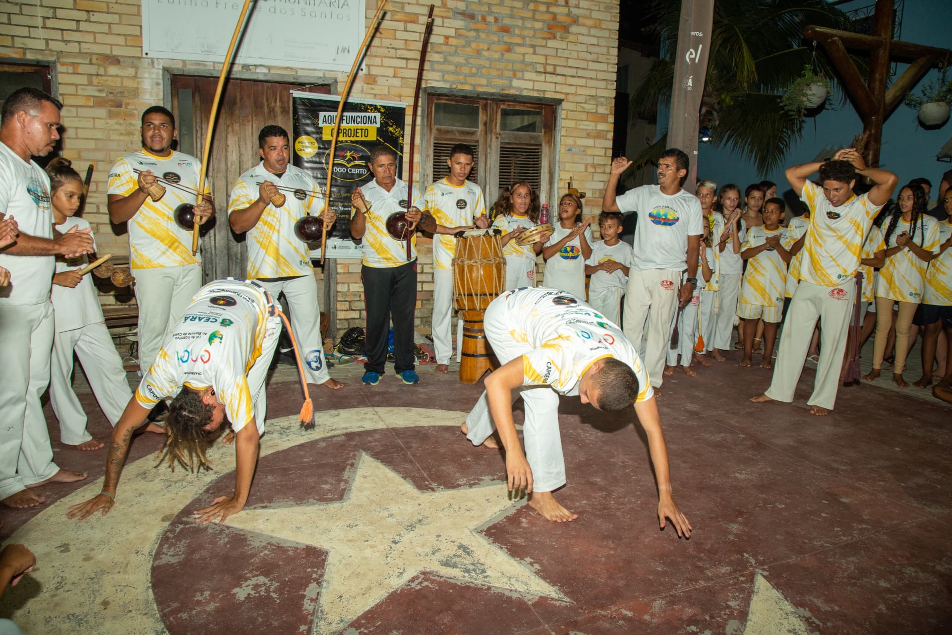 Roda de capoeira do Jogo Certo em uma comunidade