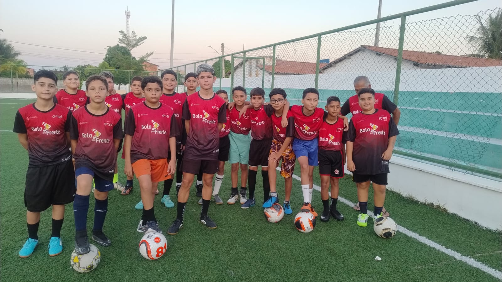 Alunos com uniforme Bola pra Frente no campo