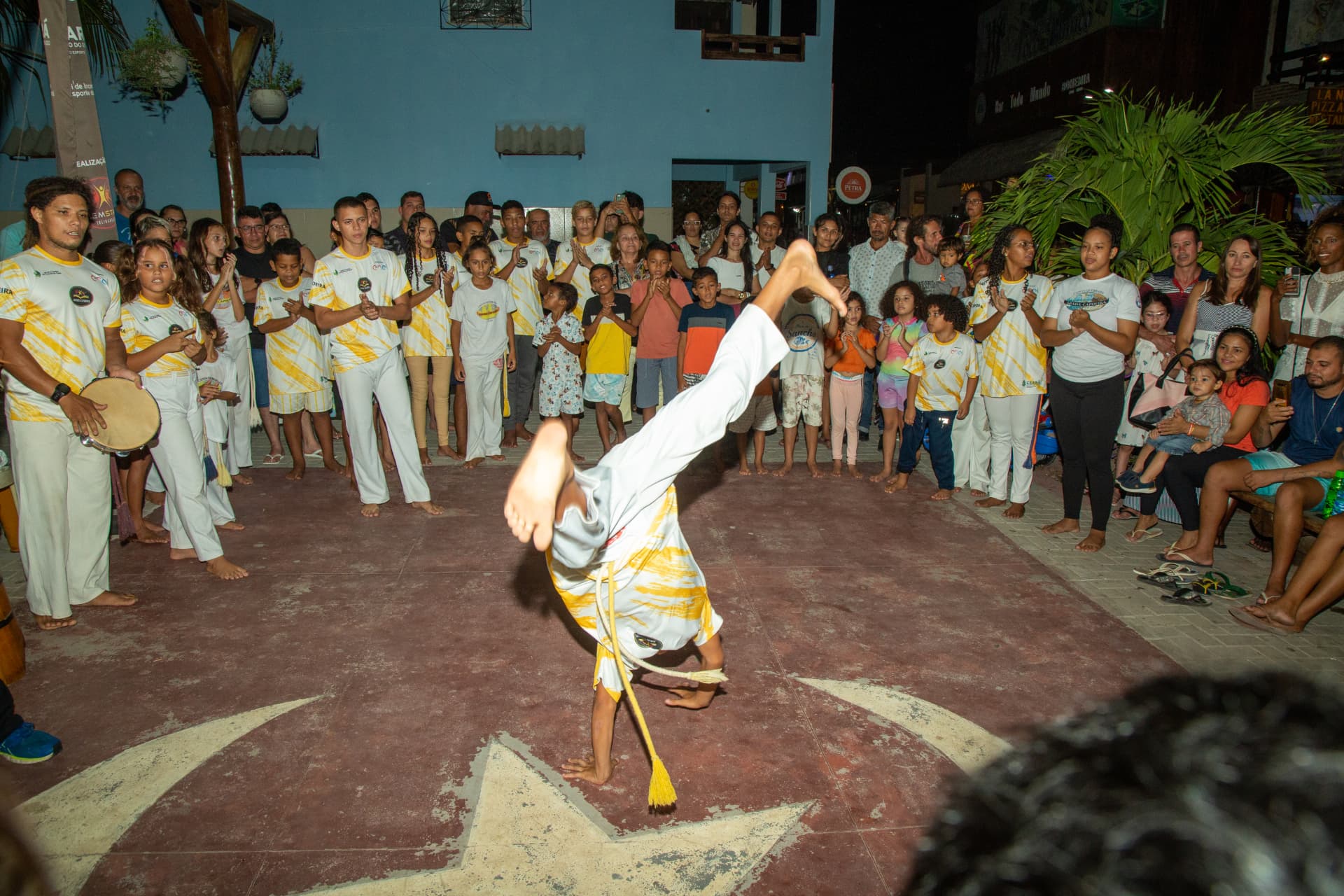 Apresentação de capoeira ao ar livre para a comunidade