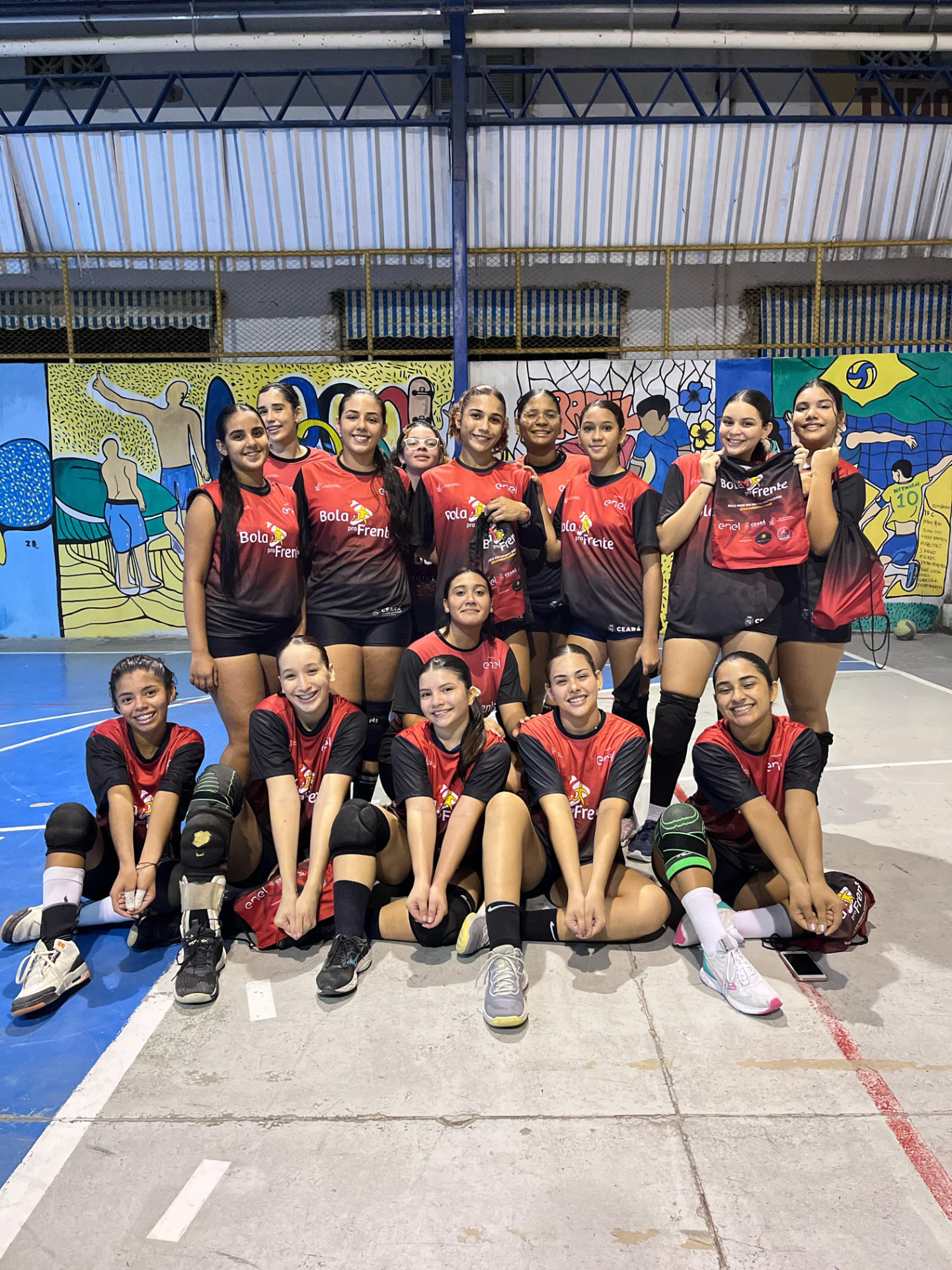 Turma de vôlei feminina do Bola pra Frente