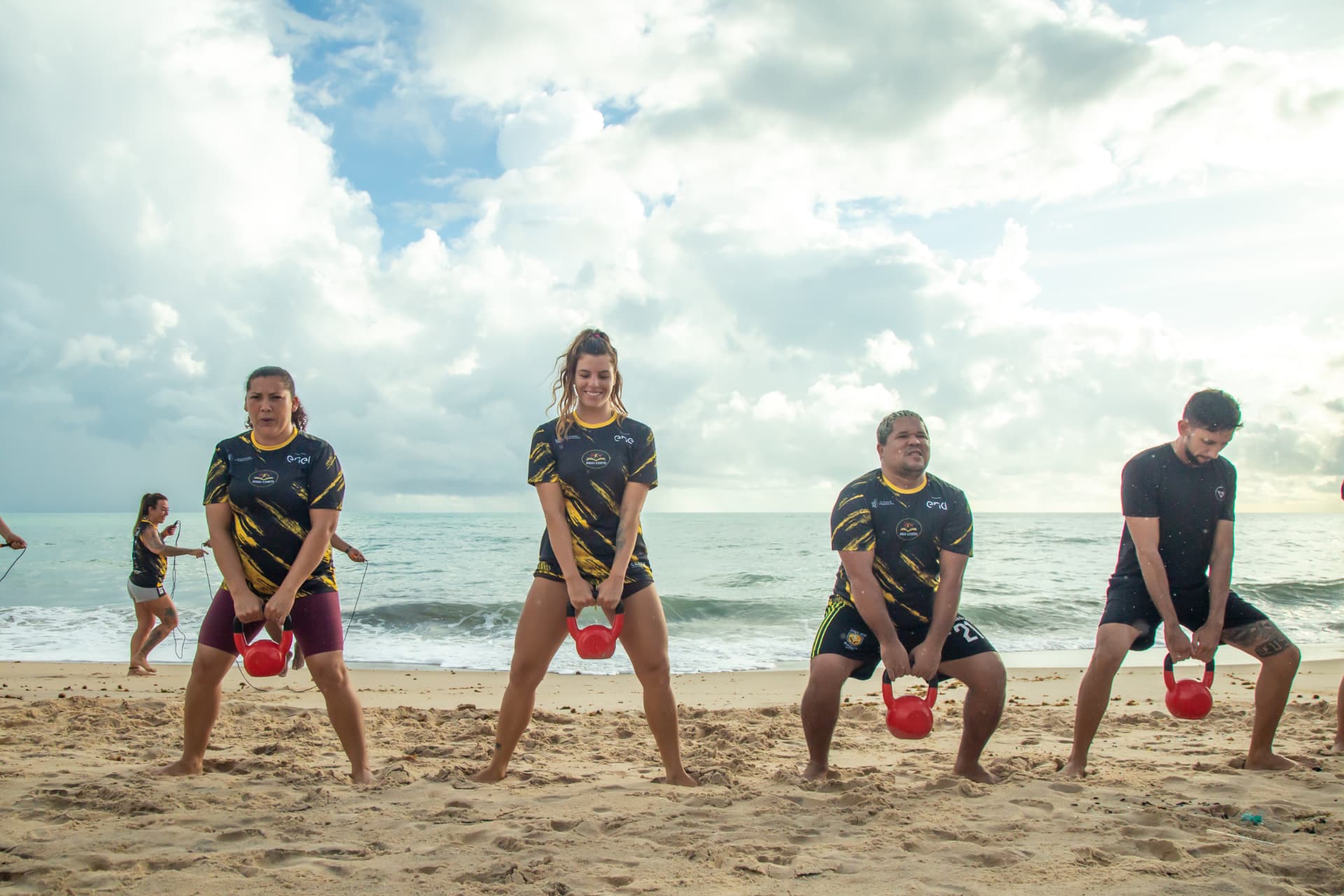 Aula de treinamento funcional com kettlebells na praia