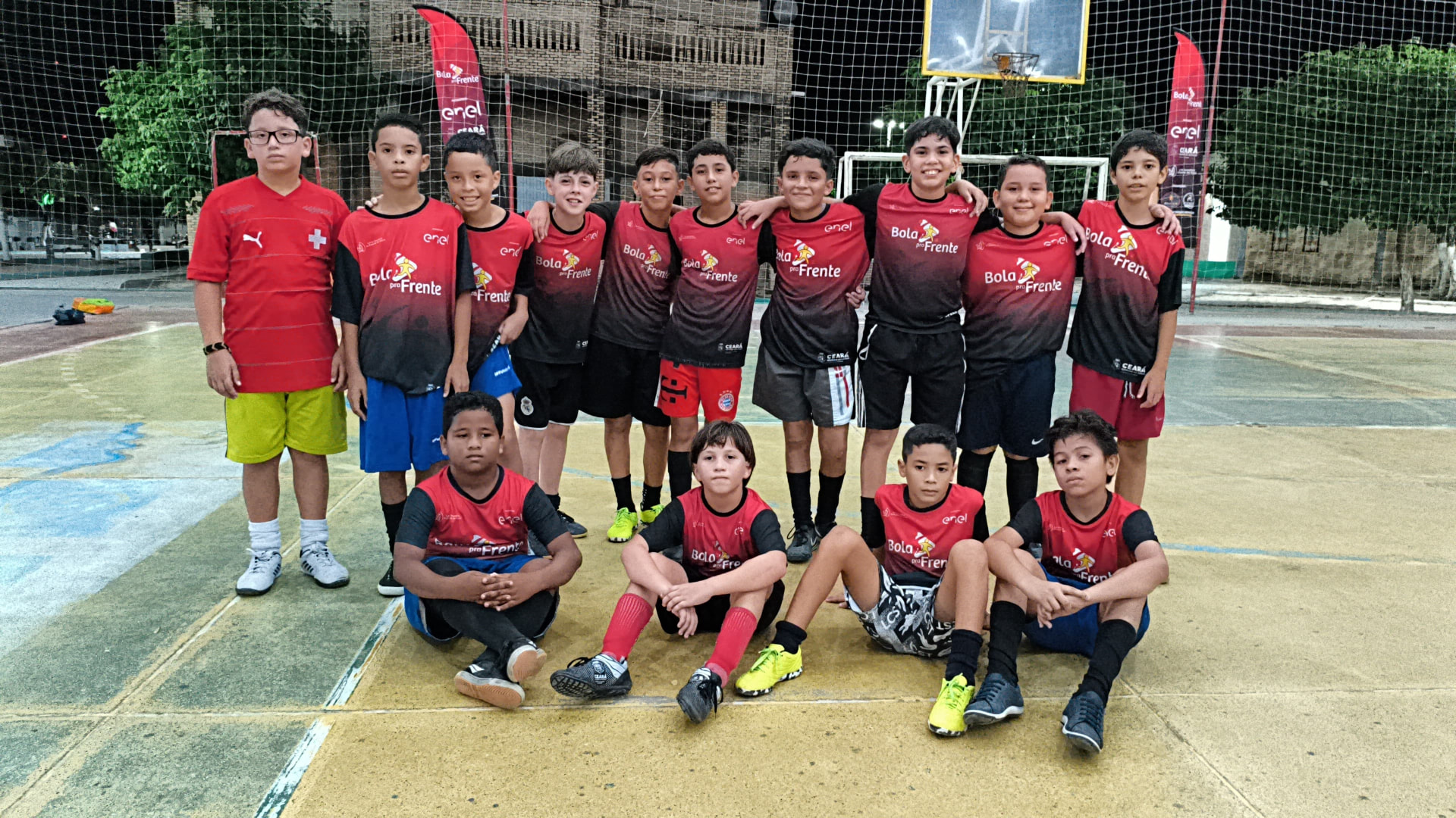 Turma de futsal do projeto Bola pra Frente reunida na quadra
